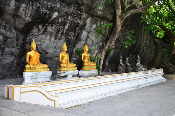 Antigua estatua de buda dorada en Wat Phra Phutthachai en Saraburi, Th — Foto de Stock