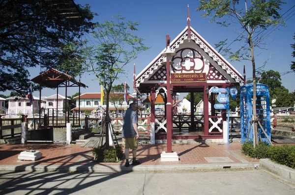 Aziatische mensen en buitenlandse reiziger gebruik kabelbaan over chao phra — Stockfoto