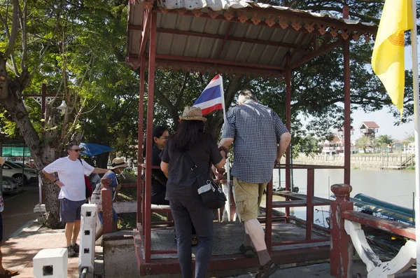 Gente asiática y viajero extranjero utilizan teleférico a través de chao phra — Foto de Stock