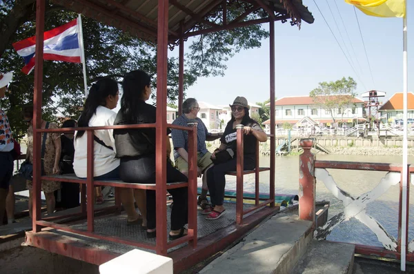 Gente asiática y viajero extranjero utilizan teleférico a través de chao phra — Foto de Stock