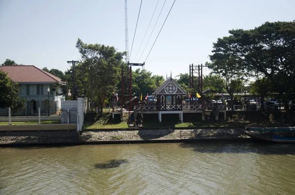 Gente asiática y viajero extranjero utilizan teleférico a través de chao phra — Foto de Stock