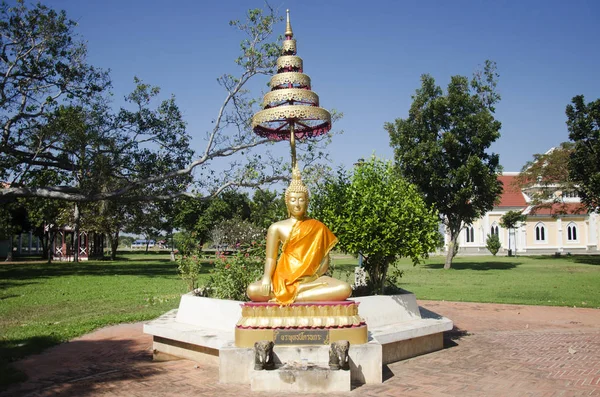 Χρυσό άγαλμα του Βούδα σε κήπο στην εξωτερική — Φωτογραφία Αρχείου