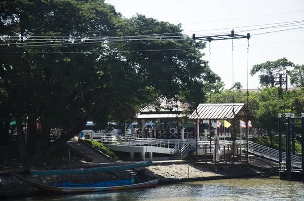 Asiatiska människor och utländska resenären använda linbana över chao phra — Stockfoto