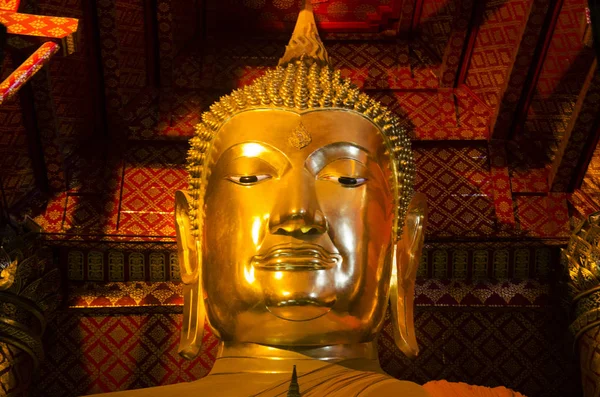 Golden buddha image statue name Luang Pho Tho at Wat Phanan Choe — Stock Photo, Image