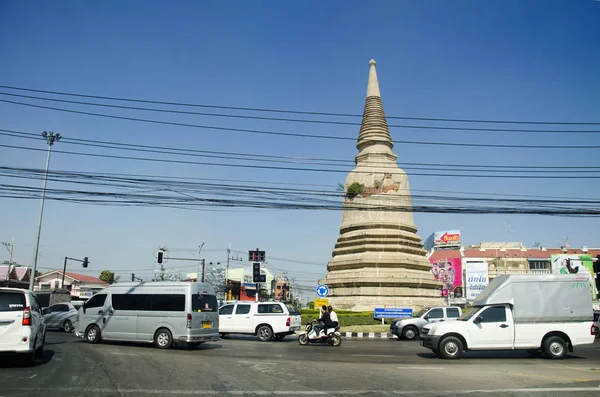 Voertuig met Aziatische Thaise mensen op verkeer weg ga naar werk en v — Stockfoto