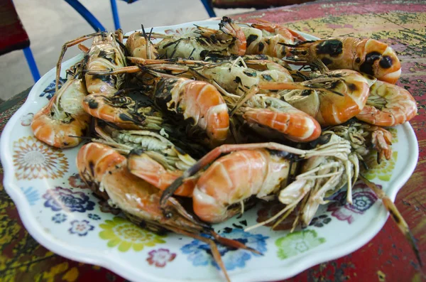 Langostinos a la parrilla con salsa picante de mariscos —  Fotos de Stock