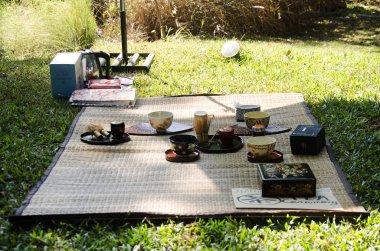 İnsanların hazırlamak ve yapım sado chanoyu ya da Japon çay töreni,