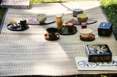 İnsanların hazırlamak ve yapım sado chanoyu ya da Japon çay töreni,