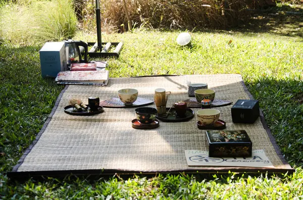 İnsanların hazırlamak ve yapım sado chanoyu ya da Japon çay töreni,