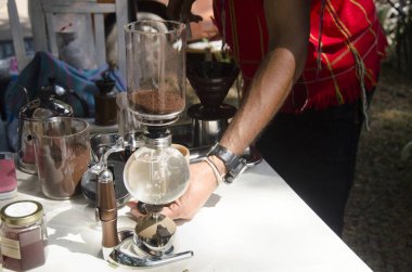 Tay insanlar tesisler kahve makinesi yapılan sıcak kahve göstermek için kullanın ve