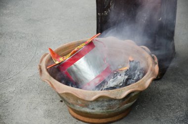 İnsanlar yanık joss kağıt altın ve gümüş ibadet için kağıt