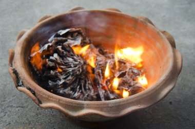 İnsanlar yanık joss kağıt altın ve gümüş ibadet için kağıt 