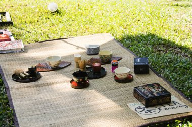 İnsanların hazırlamak ve yapım sado chanoyu ya da Japon çay töreni,