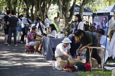 Seyahat ve alışveriş Tay insanlar ve yabancı gezginler