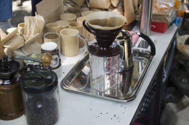 Tay insanlar damla kahve makinesi veya damlatıcı sıcak kahve hazır kullanma