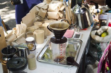 Tay insanlar damla kahve makinesi veya damlatıcı sıcak kahve hazır kullanma