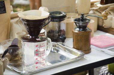 Tay insanlar damla kahve makinesi veya damlatıcı sıcak kahve hazır kullanma