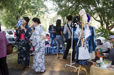 Seyahat ve alışveriş Tay insanlar ve yabancı gezginler
