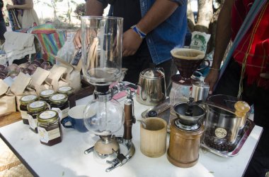 Tay insanlar göstermek için sıcak kahve yapıp seyahati peo Satılık