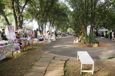 Seyahat ve alışveriş Tay insanlar ve yabancı gezginler