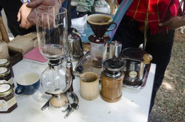 Tay insanlar göstermek için sıcak kahve yapıp seyahati peo Satılık