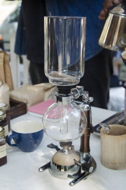 Tay insanlar tesisler kahve makinesi yapılan sıcak kahve göstermek için kullanın ve