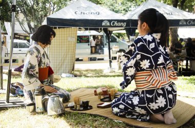 Japon kadınları Sado chanoyu veya Japon çay töreni, als yapma