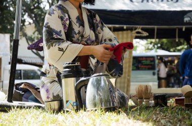 Japon kadınları Sado chanoyu veya Japon çay töreni, als yapma