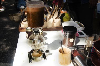 Tay insanlar tesisler kahve makinesi yapılan sıcak kahve göstermek için kullanın ve