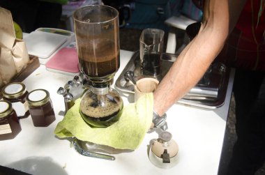 Tay insanlar tesisler kahve makinesi yapılan sıcak kahve göstermek için kullanın ve