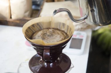 Tay insanlar damla kahve makinesi veya damlatıcı sıcak kahve hazır kullanma