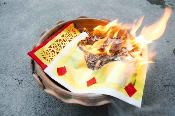 La gente brucia carta joss oro e carta d'argento per il culto — Foto Stock