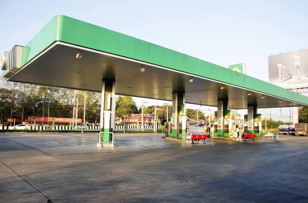 Motorin benzin istasyonunda doldurmak için sürüş araba Tay insanlar