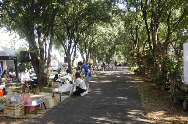 Seyahat ve alışveriş Tay insanlar ve yabancı gezginler