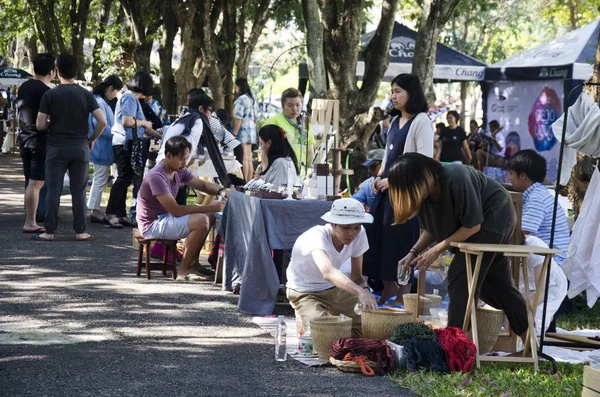 Seyahat ve alışveriş Tay insanlar ve yabancı gezginler