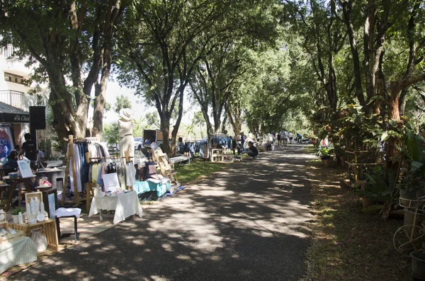 Seyahat ve alışveriş Tay insanlar ve yabancı gezginler