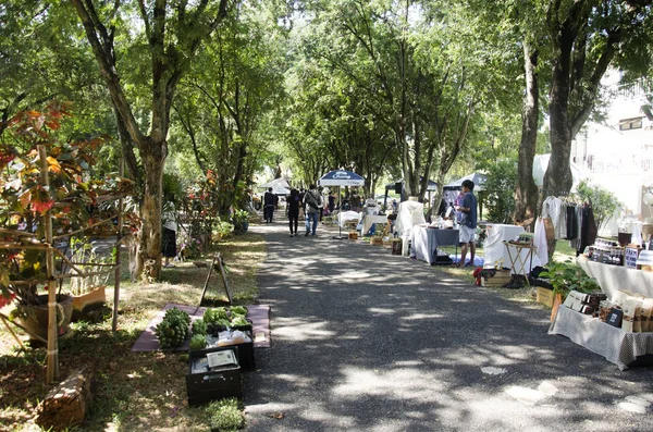 Seyahat ve alışveriş Tay insanlar ve yabancı gezginler