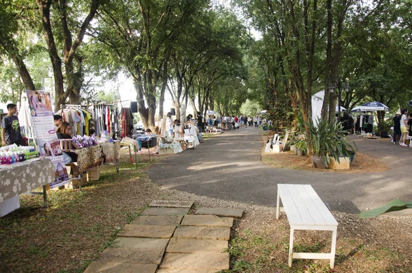 Seyahat ve alışveriş Tay insanlar ve yabancı gezginler