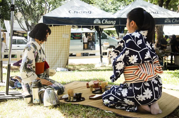 Japanische Frauen, die Sado Chanoyu oder japanische Teezeremonie machen, als — Stockfoto