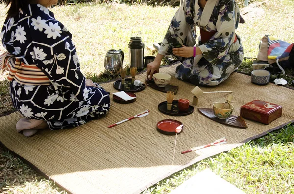 Japanische Frauen, die Sado Chanoyu oder japanische Teezeremonie machen, als — Stockfoto