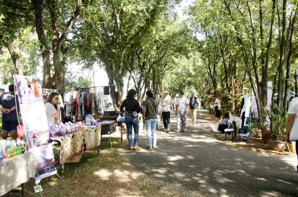 Seyahat ve alışveriş Tay insanlar ve yabancı gezginler