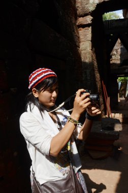 Siluet Taylandlı kadın ziyaret ve blog yazmak için çekim fotoğraf 