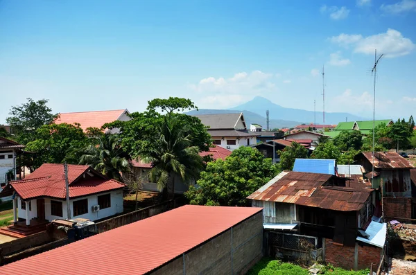 Paisaje urbano con casa antigua y construcción de estilo lao en Pakse — Foto de Stock