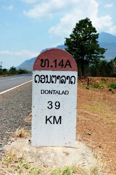 Old Milestone na distância informações estrada Dontalad com Pak — Fotografia de Stock