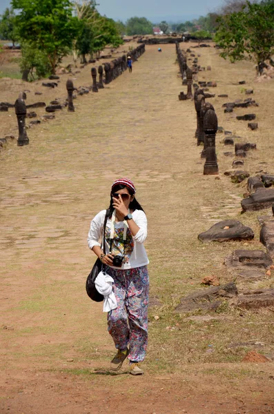 Viajero tailandés mujer viaje visita y toma de fotos en archaeolo — Foto de Stock