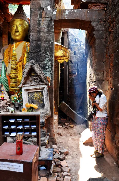 Mujer tailandesa rezando ruinas buda estatua imagen en Vat Phou o Wat — Foto de Stock