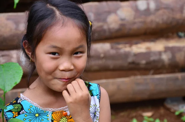 儿童老挝人摆姿势拍照的房子 — 图库照片