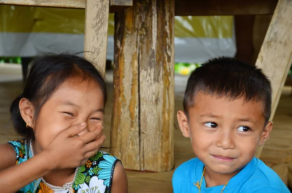 Çocuk Laos insanlar için oturup fotoğraf içinde ev almak