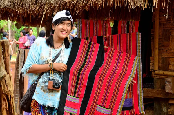 Reisende thailändische Frauen fotografieren mit handgewebten indigenen Cl — Stockfoto