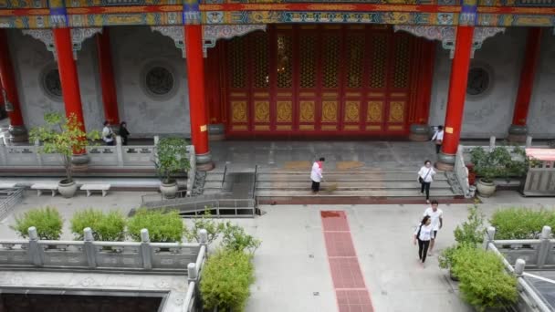 Los tailandeses visitan y rezan a Buda en Wat Leng Noei Yi 2 — Vídeo de stock